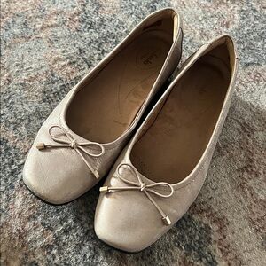 Clarks Artisan Women's 8.5 Comfort Ballet Flat Bow Soft Metallic Gold EUC